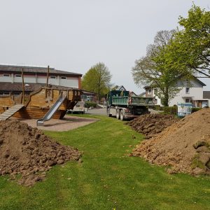 29.04.2022: Mit dem Abraum der Rampe wurde begonnen die maritime Hügellandschaft zu bauen.