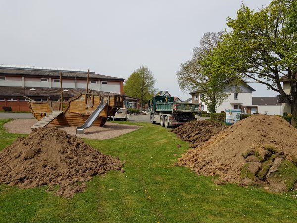 29.04.2022: Mit dem Abraum der Rampe wurde begonnen die maritime Hügellandschaft zu bauen.