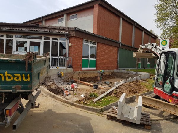 29.04.2022: Die Eingangsrampe vor der Sporthalle nimmt erste Formen an