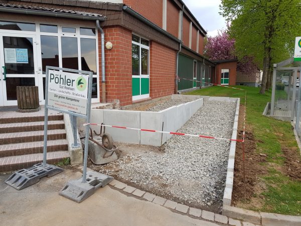 03.05.2022: Die Zugangsrampe zur Sporthalle kann man schon gut erkennen. Ob Rollstuhl, Rollator oder Kinderwagen - zukünftig keine Probleme mehr mit den Treppen.