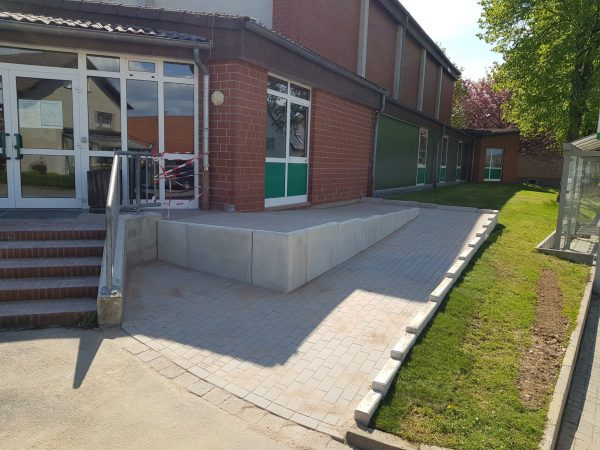 06.05.2022: Die Eingangsrampe Sporthalle ist gepflastert.