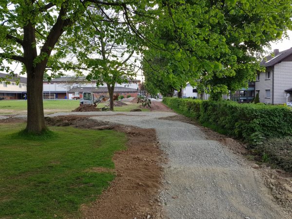 11.05.2022: Der Dirt Track für die Mountainbiker ist fast fertig. Am Starthügel wird noch gearbeitet. Die Asphaltstrecke ist bereits abgesteckt. Keine Sorge, dass Tor wird wieder aufgebaut - der Bolzplatz bleibt erhalten und wird nur leicht gedreht.