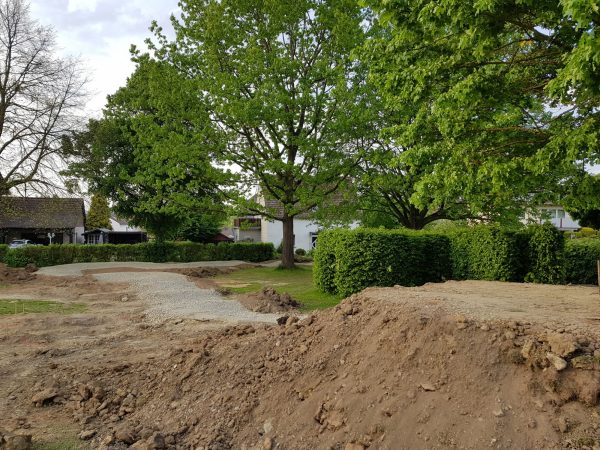 11.05.2022: Der Dirt Track für die Mountainbiker ist fast fertig. Am Starthügel wird noch gearbeitet. Die Asphaltstrecke ist bereits abgesteckt. Keine Sorge, dass Tor wird wieder aufgebaut - der Bolzplatz bleibt erhalten und wird nur leicht gedreht.