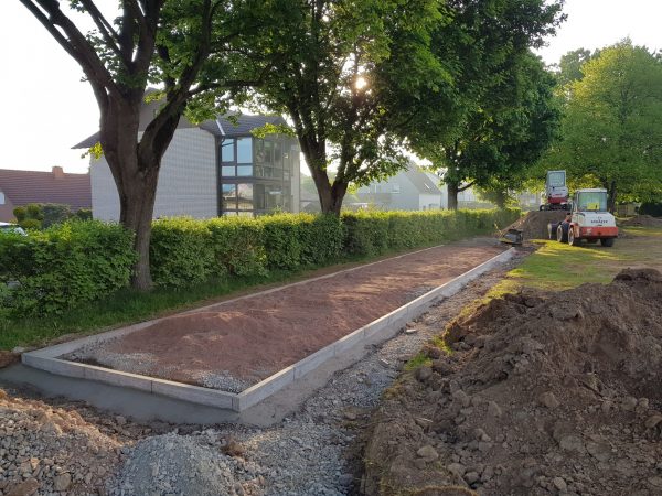 17.05.2022: Die neue Boulebahn im Sonnenaufgang. Nach und nach wird eins nach dem anderen fertig.