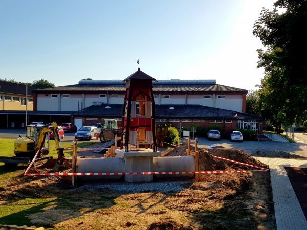15.06.2022: Es geht weiter. Heute brauchte es Großgerät. Für die Betonfertigteile und den Leuchtturm rückte ein Autokran an. Mit 6m Höhe ist er schon ziemlich hoch. Kletternetz, Kletterwand und Riesenrutsche werden in ein paar Wochen die Kinder erfreuen. Für die drei Tunneleingänge suchen wir noch Namen, z.B. Schatzhöhle, Piratentunnel. Wer hier eine Idee hat, einfach Kommentar mit Namensvorschlag schreiben.