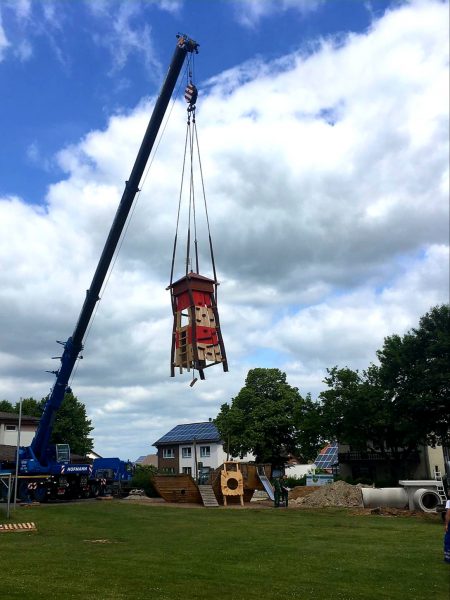 15.06.2022: Es geht weiter. Heute brauchte es Großgerät. Für die Betonfertigteile und den Leuchtturm rückte ein Autokran an. Mit 6m Höhe ist er schon ziemlich hoch. Kletternetz, Kletterwand und Riesenrutsche werden in ein paar Wochen die Kinder erfreuen. Für die drei Tunneleingänge suchen wir noch Namen, z.B. Schatzhöhle, Piratentunnel. Wer hier eine Idee hat, einfach Kommentar mit Namensvorschlag schreiben.