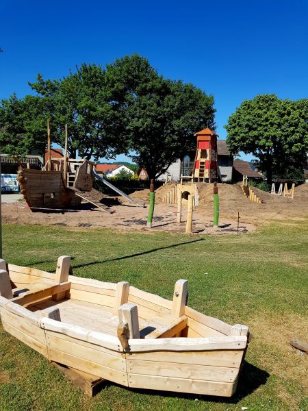 22.06.2022: Wir biegen auf die Zielgerade ein. Jetzt sind die Hügel bereits gut zu erkennen. Wackelkanu und Dschungelbrücke sind angefangen. Das Piratenschiff wurde gesäubert. Holzöl für einen neuen Anstrich ist bestellt. Jetzt geht es in den Endspurt.