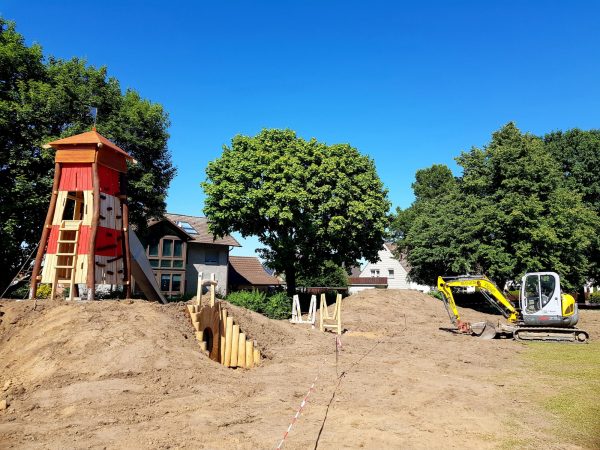 22.06.2022: Wir biegen auf die Zielgerade ein. Jetzt sind die Hügel bereits gut zu erkennen. Wackelkanu und Dschungelbrücke sind angefangen. Das Piratenschiff wurde gesäubert. Holzöl für einen neuen Anstrich ist bestellt. Jetzt geht es in den Endspurt.