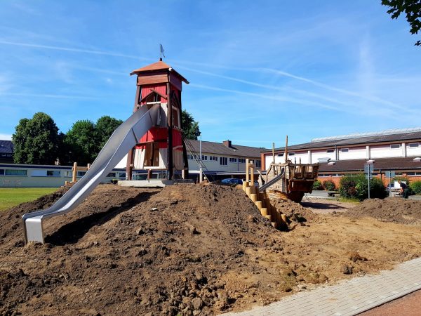 22.06.2022: Wir biegen auf die Zielgerade ein. Jetzt sind die Hügel bereits gut zu erkennen. Wackelkanu und Dschungelbrücke sind angefangen. Das Piratenschiff wurde gesäubert. Holzöl für einen neuen Anstrich ist bestellt. Jetzt geht es in den Endspurt.