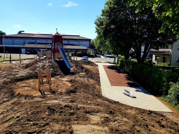 22.06.2022: Wir biegen auf die Zielgerade ein. Jetzt sind die Hügel bereits gut zu erkennen. Wackelkanu und Dschungelbrücke sind angefangen. Das Piratenschiff wurde gesäubert. Holzöl für einen neuen Anstrich ist bestellt. Jetzt geht es in den Endspurt.