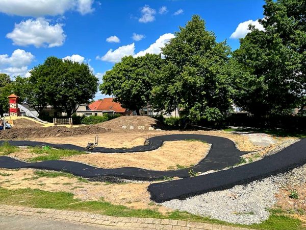 28.06.2022: Heute Asphaltarbeiten der Skatebahn. Abschließende Arbeiten des Gala-Bauers. Anschließend der Feinschliff durch ehrenamtliche Arbeit - hier können wir demnächst jede Hand gebrauchen. Nach Säuberung wird ab morgen Piratenschiff neu geölt.