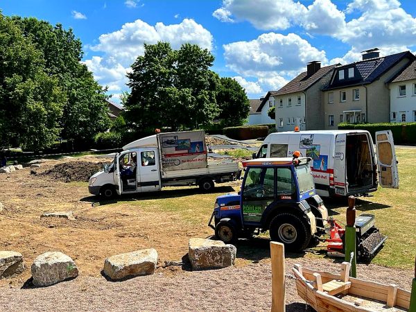 28.06.2022: Heute Asphaltarbeiten der Skatebahn. Abschließende Arbeiten des Gala-Bauers. Anschließend der Feinschliff durch ehrenamtliche Arbeit - hier können wir demnächst jede Hand gebrauchen. Nach Säuberung wird ab morgen Piratenschiff neu geölt.
