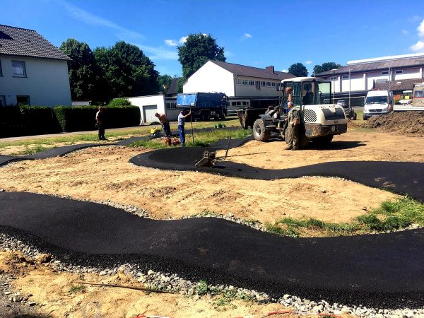28.06.2022: Heute Asphaltarbeiten der Skatebahn. Abschließende Arbeiten des Gala-Bauers. Anschließend der Feinschliff durch ehrenamtliche Arbeit - hier können wir demnächst jede Hand gebrauchen. Nach Säuberung wird ab morgen Piratenschiff neu geölt.