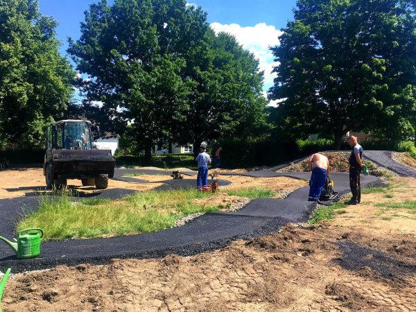 28.06.2022: Heute Asphaltarbeiten der Skatebahn. Abschließende Arbeiten des Gala-Bauers. Anschließend der Feinschliff durch ehrenamtliche Arbeit - hier können wir demnächst jede Hand gebrauchen. Nach Säuberung wird ab morgen Piratenschiff neu geölt.