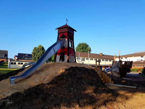 28.06.2022: Heute Asphaltarbeiten der Skatebahn. Abschließende Arbeiten des Gala-Bauers. Anschließend der Feinschliff durch ehrenamtliche Arbeit - hier können wir demnächst jede Hand gebrauchen. Nach Säuberung wird ab morgen Piratenschiff neu geölt.