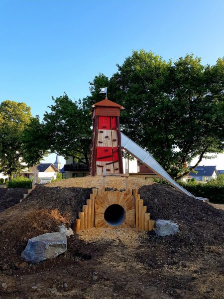 28.06.2022: Heute Asphaltarbeiten der Skatebahn. Abschließende Arbeiten des Gala-Bauers. Anschließend der Feinschliff durch ehrenamtliche Arbeit - hier können wir demnächst jede Hand gebrauchen. Nach Säuberung wird ab morgen Piratenschiff neu geölt.