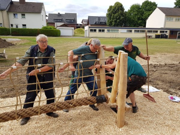 28.06.2022: Heute Asphaltarbeiten der Skatebahn. Abschließende Arbeiten des Gala-Bauers. Anschließend der Feinschliff durch ehrenamtliche Arbeit - hier können wir demnächst jede Hand gebrauchen. Nach Säuberung wird ab morgen Piratenschiff neu geölt.