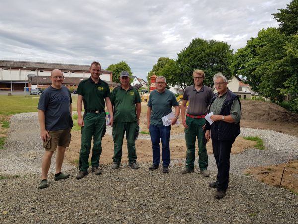 28.06.2022: Heute Asphaltarbeiten der Skatebahn. Abschließende Arbeiten des Gala-Bauers. Anschließend der Feinschliff durch ehrenamtliche Arbeit - hier können wir demnächst jede Hand gebrauchen. Nach Säuberung wird ab morgen Piratenschiff neu geölt.
