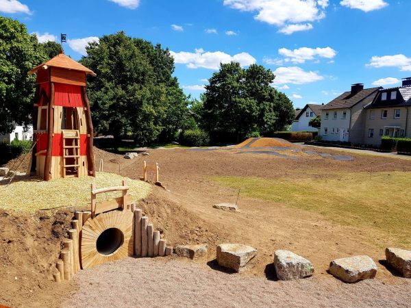 02.07.2022: Heute wieder ein paar Schritte weitergekommen. Nachdem die Baustelle von Fa. Pöhler geräumt wurde, geht es jetzt ehrenamtlich an den Feinschliff. Das Piratenschiff wurde zum zweiten Mal gestrichen und alle Nebenflächen wurden geharkt und eingesät. Jetzt brauchen wir Geduld und etwas Regen.