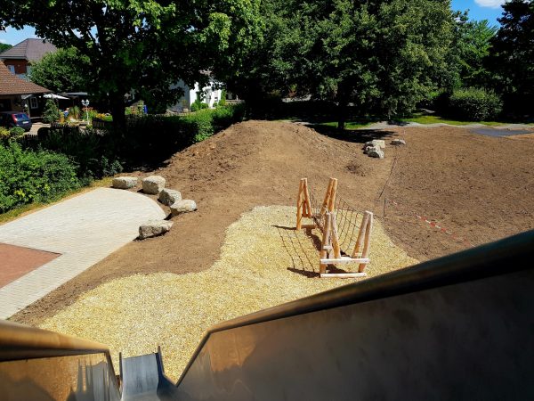 02.07.2022: Heute wieder ein paar Schritte weitergekommen. Nachdem die Baustelle von Fa. Pöhler geräumt wurde, geht es jetzt ehrenamtlich an den Feinschliff. Das Piratenschiff wurde zum zweiten Mal gestrichen und alle Nebenflächen wurden geharkt und eingesät. Jetzt brauchen wir Geduld und etwas Regen.