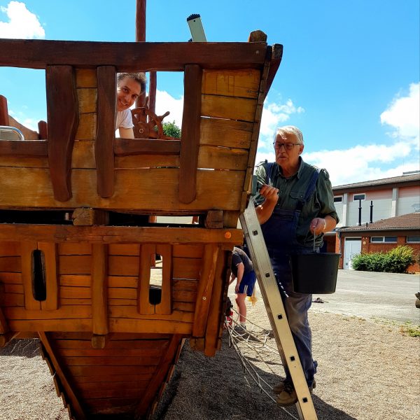 02.07.2022: Heute wieder ein paar Schritte weitergekommen. Nachdem die Baustelle von Fa. Pöhler geräumt wurde, geht es jetzt ehrenamtlich an den Feinschliff. Das Piratenschiff wurde zum zweiten Mal gestrichen und alle Nebenflächen wurden geharkt und eingesät. Jetzt brauchen wir Geduld und etwas Regen.