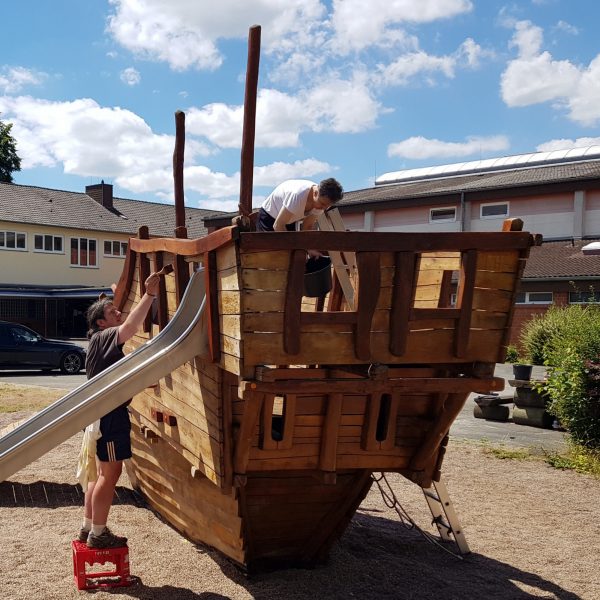 02.07.2022: Heute wieder ein paar Schritte weitergekommen. Nachdem die Baustelle von Fa. Pöhler geräumt wurde, geht es jetzt ehrenamtlich an den Feinschliff. Das Piratenschiff wurde zum zweiten Mal gestrichen und alle Nebenflächen wurden geharkt und eingesät. Jetzt brauchen wir Geduld und etwas Regen.