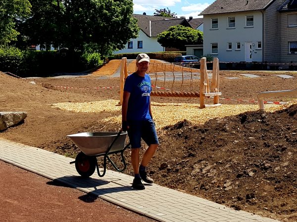 02.07.2022: Heute wieder ein paar Schritte weitergekommen. Nachdem die Baustelle von Fa. Pöhler geräumt wurde, geht es jetzt ehrenamtlich an den Feinschliff. Das Piratenschiff wurde zum zweiten Mal gestrichen und alle Nebenflächen wurden geharkt und eingesät. Jetzt brauchen wir Geduld und etwas Regen.