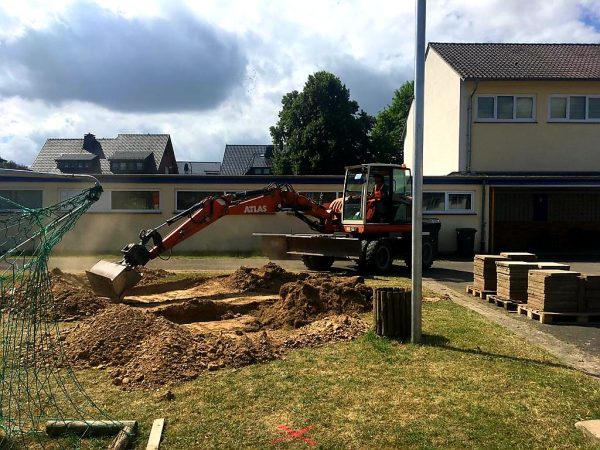 29.07.2022: Die Tischtennisplatte am neuen Standort. Tore wieder aufgestellt. Gute Kooperation mit der Stadt Marienmünster. Dank an Firma Middeke für die Unterstützung. Nächste Woche werden dann die Platten verlegt. Trockenheit macht auch uns zu schaffen, aber es wird schon noch grüner.