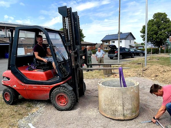 29.07.2022: Die Tischtennisplatte am neuen Standort. Tore wieder aufgestellt. Gute Kooperation mit der Stadt Marienmünster. Dank an Firma Middeke für die Unterstützung. Nächste Woche werden dann die Platten verlegt. Trockenheit macht auch uns zu schaffen, aber es wird schon noch grüner.