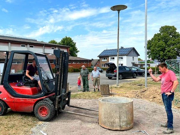 29.07.2022: Die Tischtennisplatte am neuen Standort. Tore wieder aufgestellt. Gute Kooperation mit der Stadt Marienmünster. Dank an Firma Middeke für die Unterstützung. Nächste Woche werden dann die Platten verlegt. Trockenheit macht auch uns zu schaffen, aber es wird schon noch grüner.