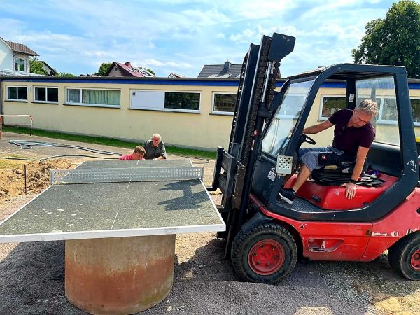 29.07.2022: Die Tischtennisplatte am neuen Standort. Tore wieder aufgestellt. Gute Kooperation mit der Stadt Marienmünster. Dank an Firma Middeke für die Unterstützung. Nächste Woche werden dann die Platten verlegt. Trockenheit macht auch uns zu schaffen, aber es wird schon noch grüner.