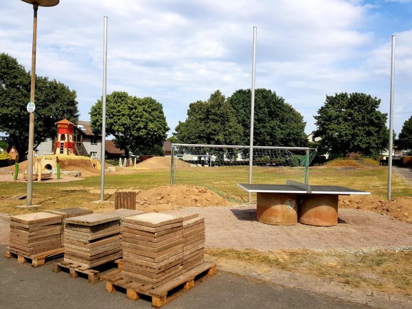 29.07.2022: Die Tischtennisplatte am neuen Standort. Tore wieder aufgestellt. Gute Kooperation mit der Stadt Marienmünster. Dank an Firma Middeke für die Unterstützung. Nächste Woche werden dann die Platten verlegt. Trockenheit macht auch uns zu schaffen, aber es wird schon noch grüner.
