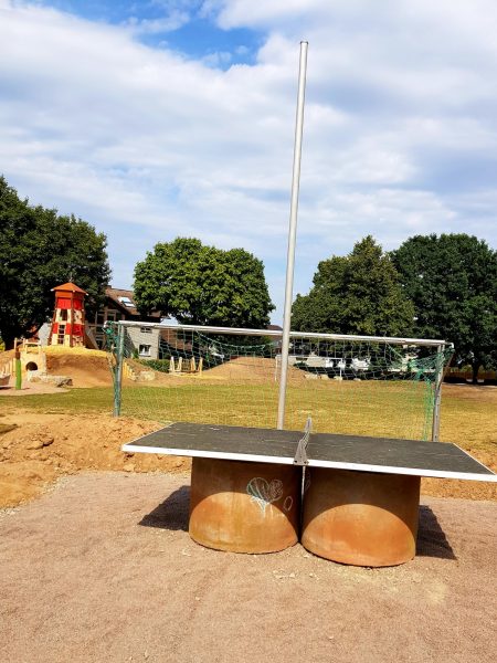 29.07.2022: Die Tischtennisplatte am neuen Standort. Tore wieder aufgestellt. Gute Kooperation mit der Stadt Marienmünster. Dank an Firma Middeke für die Unterstützung. Nächste Woche werden dann die Platten verlegt. Trockenheit macht auch uns zu schaffen, aber es wird schon noch grüner.