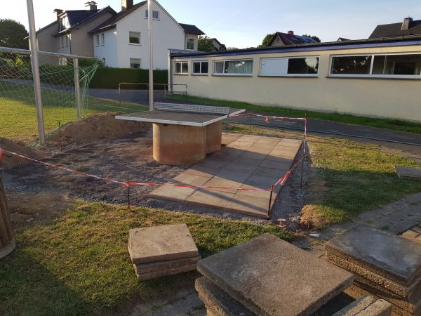 06.08.2022: Wieder ein Teilabschnitt fertig. Die Tischtennisplatte steht am neuen Platz und die Platten sind verlegt. Tobias und sein Team haben die kühleren Abendstunden genutzt und bis zum Sonnenuntergang gearbeitet. Respekt. Das erste Schild für die Tunnel ist auch fertig. Nächste Woche sollen sie als Meereslandschaft gestaltet werden.