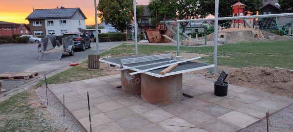 06.08.2022: Wieder ein Teilabschnitt fertig. Die Tischtennisplatte steht am neuen Platz und die Platten sind verlegt. Tobias und sein Team haben die kühleren Abendstunden genutzt und bis zum Sonnenuntergang gearbeitet. Respekt. Das erste Schild für die Tunnel ist auch fertig. Nächste Woche sollen sie als Meereslandschaft gestaltet werden.