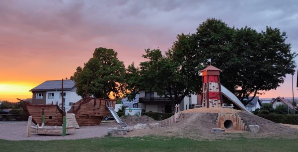 06.08.2022: Wieder ein Teilabschnitt fertig. Die Tischtennisplatte steht am neuen Platz und die Platten sind verlegt. Tobias und sein Team haben die kühleren Abendstunden genutzt und bis zum Sonnenuntergang gearbeitet. Respekt. Das erste Schild für die Tunnel ist auch fertig. Nächste Woche sollen sie als Meereslandschaft gestaltet werden.