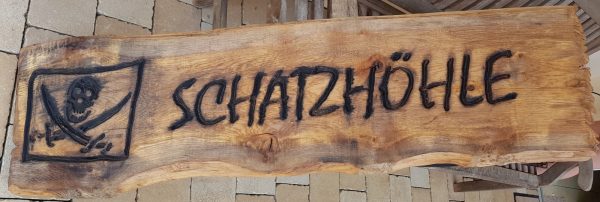 06.08.2022: Wieder ein Teilabschnitt fertig. Die Tischtennisplatte steht am neuen Platz und die Platten sind verlegt. Tobias und sein Team haben die kühleren Abendstunden genutzt und bis zum Sonnenuntergang gearbeitet. Respekt. Das erste Schild für die Tunnel ist auch fertig. Nächste Woche sollen sie als Meereslandschaft gestaltet werden.