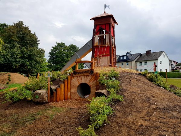 10.09.2022: Heute bei bestem Pflanzwetter erste Pflanzaktion. Angießen war nicht notwendig. Tunnelschilder angebracht. Rasen nachgesät. Alle sind nass bis auf die Haut. Jetzt eine heiße Dusche. Nächsten Samstag geht es weiter.