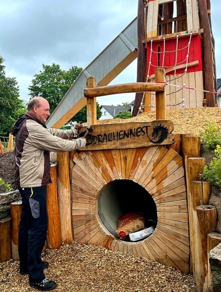 10.09.2022: Heute bei bestem Pflanzwetter erste Pflanzaktion. Angießen war nicht notwendig. Tunnelschilder angebracht. Rasen nachgesät. Alle sind nass bis auf die Haut. Jetzt eine heiße Dusche. Nächsten Samstag geht es weiter.