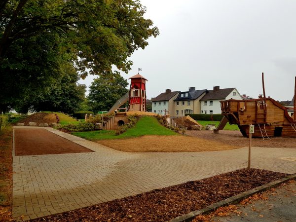 24.09.2022: Heute große Pflanzaktion: 120 Fingersträuche in allen Farben, gelbe Sonnenhüte 'Goldsturm', rosa Sonnenhüte, duftender Lavendel, über 300 bunte Blumenzwiebeln für Frühlingsblumen - nebenbei Rundbank aufgestellt mit großem Pflanzloch für Kugelbaum. Hat alles gut geklappt. Danke an alle, auch an die Helfer die früher aufbrechen mussten und nicht auf dem Foto sind. In der Woche in guter Zusammenarbeit mit Stadt Marienmünster Kriechtunnel verlängert für noch mehr Abenteuer für die Kinder.