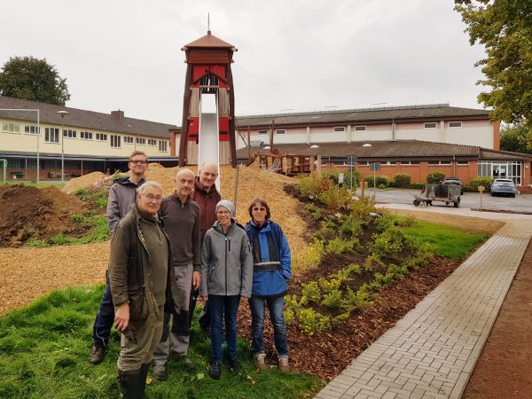 24.09.2022: Heute große Pflanzaktion: 120 Fingersträuche in allen Farben, gelbe Sonnenhüte 'Goldsturm', rosa Sonnenhüte, duftender Lavendel, über 300 bunte Blumenzwiebeln für Frühlingsblumen - nebenbei Rundbank aufgestellt mit großem Pflanzloch für Kugelbaum. Hat alles gut geklappt. Danke an alle, auch an die Helfer die früher aufbrechen mussten und nicht auf dem Foto sind. In der Woche in guter Zusammenarbeit mit Stadt Marienmünster Kriechtunnel verlängert für noch mehr Abenteuer für die Kinder.