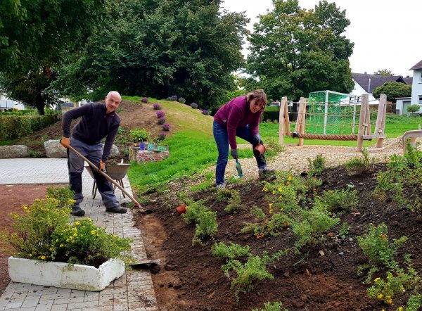 24.09.2022: Heute große Pflanzaktion: 120 Fingersträuche in allen Farben, gelbe Sonnenhüte 'Goldsturm', rosa Sonnenhüte, duftender Lavendel, über 300 bunte Blumenzwiebeln für Frühlingsblumen - nebenbei Rundbank aufgestellt mit großem Pflanzloch für Kugelbaum. Hat alles gut geklappt. Danke an alle, auch an die Helfer die früher aufbrechen mussten und nicht auf dem Foto sind. In der Woche in guter Zusammenarbeit mit Stadt Marienmünster Kriechtunnel verlängert für noch mehr Abenteuer für die Kinder.