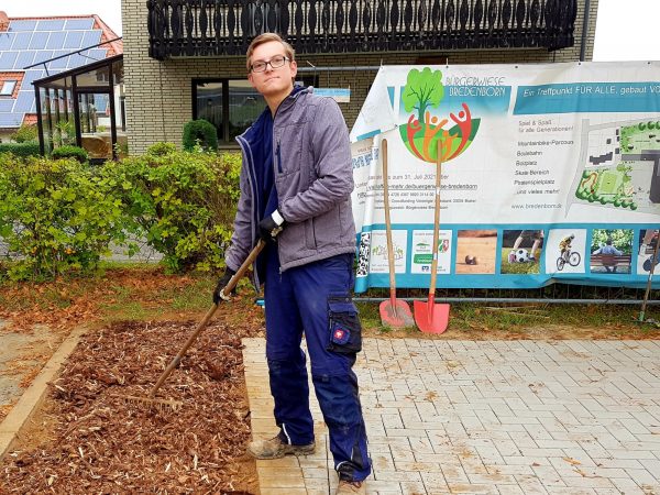 24.09.2022: Heute große Pflanzaktion: 120 Fingersträuche in allen Farben, gelbe Sonnenhüte 'Goldsturm', rosa Sonnenhüte, duftender Lavendel, über 300 bunte Blumenzwiebeln für Frühlingsblumen - nebenbei Rundbank aufgestellt mit großem Pflanzloch für Kugelbaum. Hat alles gut geklappt. Danke an alle, auch an die Helfer die früher aufbrechen mussten und nicht auf dem Foto sind. In der Woche in guter Zusammenarbeit mit Stadt Marienmünster Kriechtunnel verlängert für noch mehr Abenteuer für die Kinder.