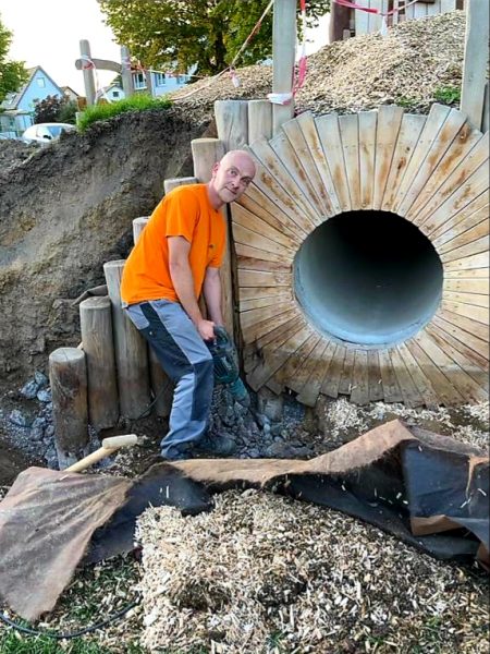 24.09.2022: Heute große Pflanzaktion: 120 Fingersträuche in allen Farben, gelbe Sonnenhüte 'Goldsturm', rosa Sonnenhüte, duftender Lavendel, über 300 bunte Blumenzwiebeln für Frühlingsblumen - nebenbei Rundbank aufgestellt mit großem Pflanzloch für Kugelbaum. Hat alles gut geklappt. Danke an alle, auch an die Helfer die früher aufbrechen mussten und nicht auf dem Foto sind. In der Woche in guter Zusammenarbeit mit Stadt Marienmünster Kriechtunnel verlängert für noch mehr Abenteuer für die Kinder.