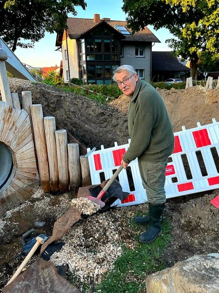 24.09.2022: Heute große Pflanzaktion: 120 Fingersträuche in allen Farben, gelbe Sonnenhüte 'Goldsturm', rosa Sonnenhüte, duftender Lavendel, über 300 bunte Blumenzwiebeln für Frühlingsblumen - nebenbei Rundbank aufgestellt mit großem Pflanzloch für Kugelbaum. Hat alles gut geklappt. Danke an alle, auch an die Helfer die früher aufbrechen mussten und nicht auf dem Foto sind. In der Woche in guter Zusammenarbeit mit Stadt Marienmünster Kriechtunnel verlängert für noch mehr Abenteuer für die Kinder.